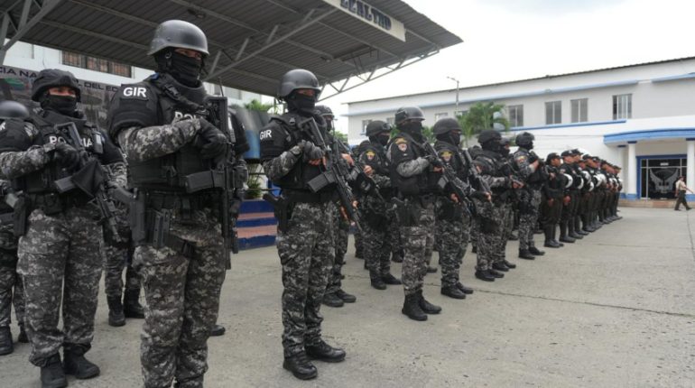 Policía despliega 8.000 agentes por toque de queda