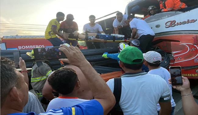 via-a-daule-varillas-de-hierro-atraviesan-bus-y-dejan-seis-pasajeros-heridos-ecuador221.com_.ec_ Vía a Daule: varillas de hierro atraviesan bus y dejan seis pasajeros heridos