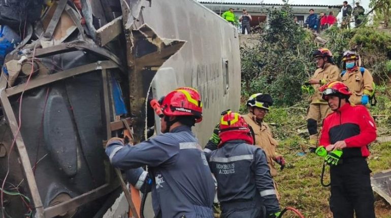 Volcamiento de bus escolar deja muertos y heridos