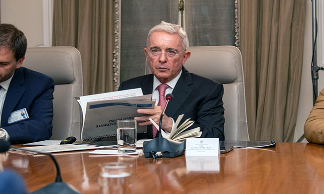 Álvaro Uribe envía mensaje a Ecuador y dice que Gustavo Petro es mentiroso