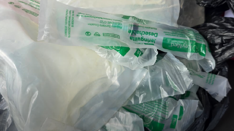 Arcsa decomisa insumos médicos irregulares cerca hospital Durán