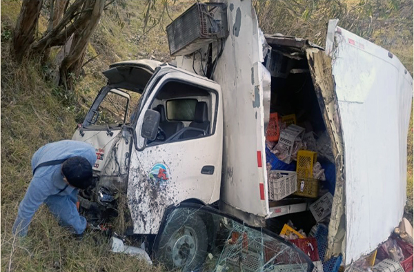 Camión cayó a barranco en vía ecológica de Ambato