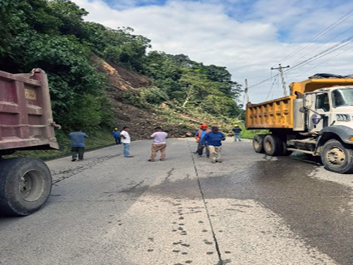 Cerrada vía Cumandá-Pallatanga por deslizamiento de tierra