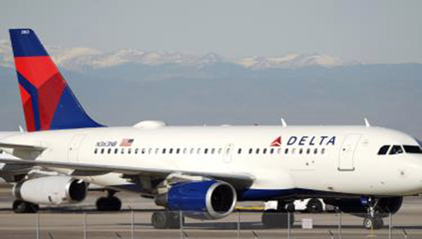 Congresista pide a aerolíneas bajar tarifas si disminuye el precio del combustible