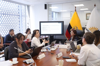 Cuestionan reforma y pide cambios en contratación pública