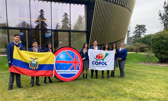 Estudiantes de COPOL participan en la World English Experience en Inglaterra