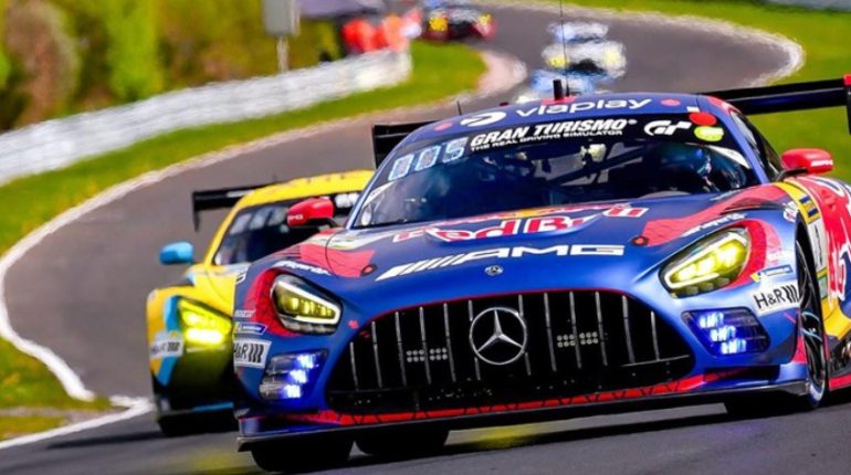 Falla mecánica deja a Verstappen último en Nürburgring