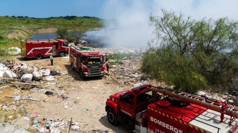 Incendio en botadero de Santa Elena sigue activo