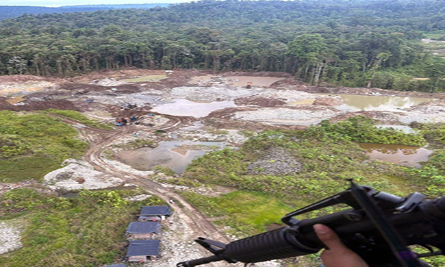 Militares destruyen campamentos de minería ilegal en Esmeraldas