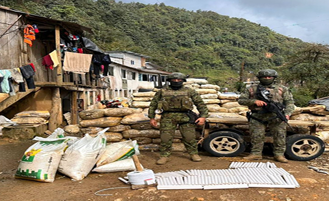 Militares destruyen material explosivo en Ponce Enríquez