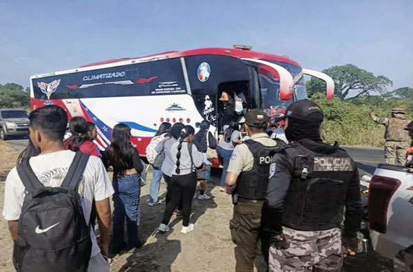 Militares detuvieron a dos sujetos armados en interior de un bus