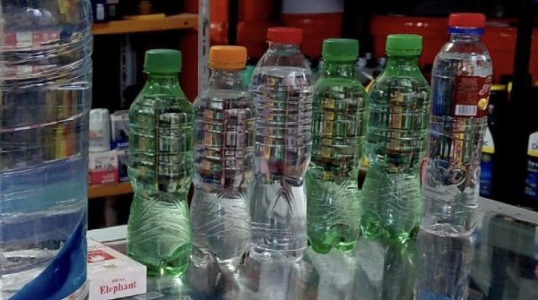Municipales decomisan licor ilegal y clausuran locales