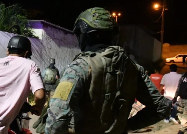 Noboa decreta toque de queda en nueve provincias
