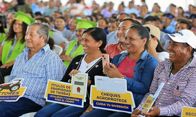 Noboa entregó maquinaria, títulos y financiamiento a los agricultores
