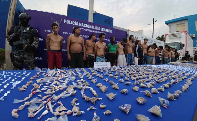 Policía detiene a 20 personas e incauta droga, armas y explosivos
