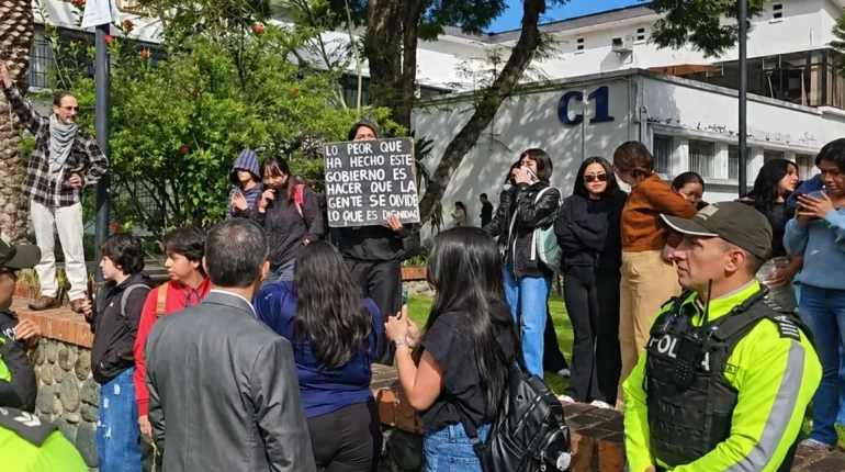 Protestas en Cuenca marcan visita de vicepresidenta Pinto