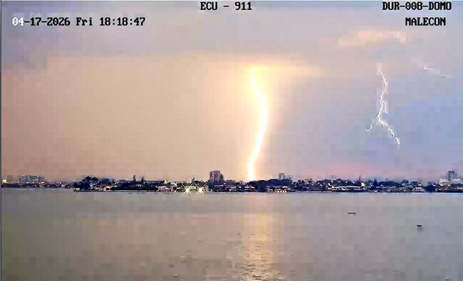 Tormenta eléctrica causa cortes de luz en Guayaquil