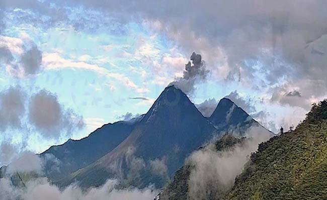 Volcán Reventador expulsa material piroclástico