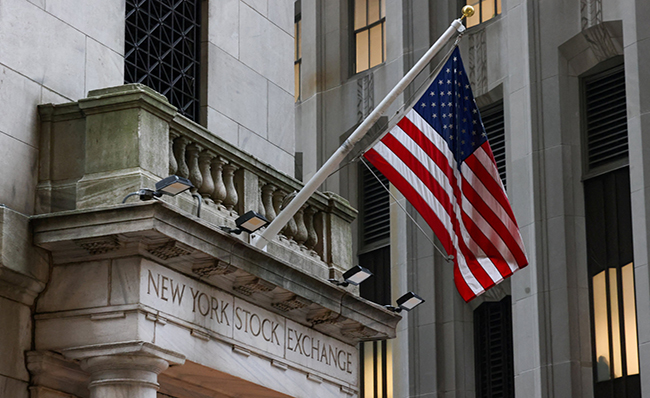 Wall Street sube con un ojo en Ormuz y otro en un posible acuerdo con Irán