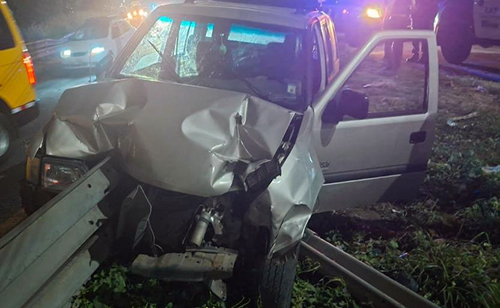 Auto se estrelló con las barandas de oreja vial de la Perimetral