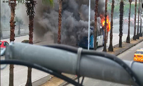 Bus de transporte público se incendia en la av. Francisco de Orellana