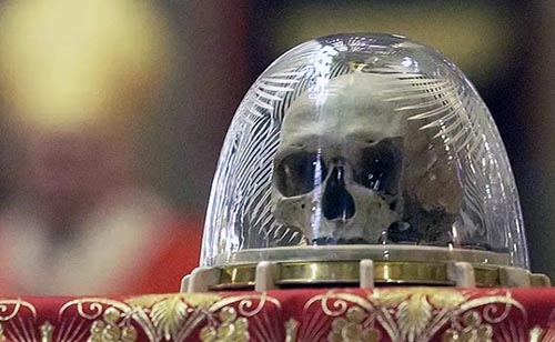 Detienen a hombre por robar el cráneo de Santa Zedislava de una basílica en Praga