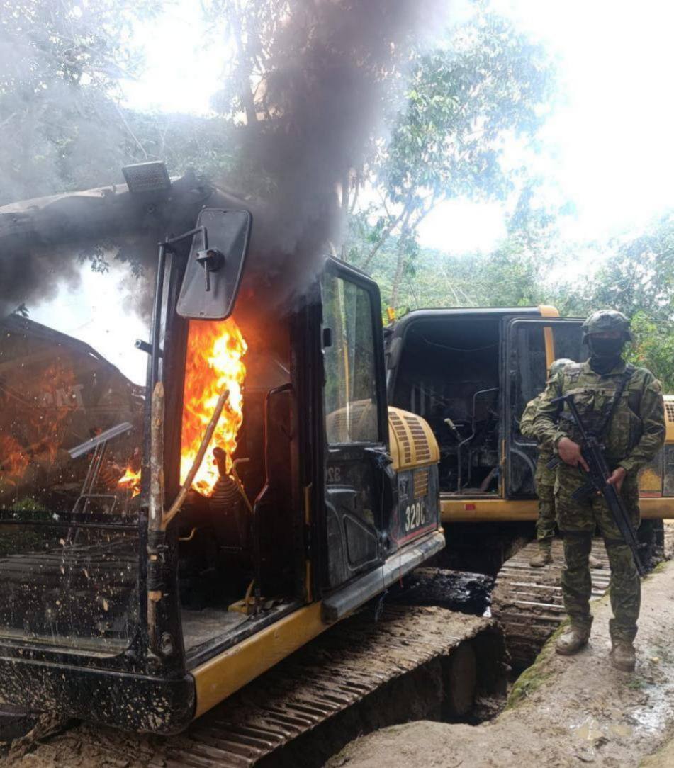 ecuador 221 ejercito-destruye-campamentos-de-mineria-ilegal-en-el-pangui-ecuador221.com_.ec_ Ejército destruye campamentos de minería ilegal en El Pangui