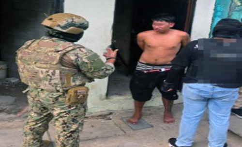 en-la-isla-trinitaria-militares-capturan-a-un-sicario-ecuador221.com_.ec_ En la isla Trinitaria, militares capturan a un sicario