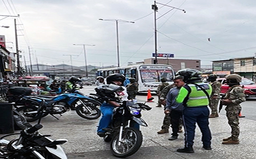 ecuador 221 en-operativo-en-la-juan-montalvo-retiene-vehiculos-y-motos-ecuador221.com_.ec_ En operativo en la Juan Montalvo retiene vehículos y motos
