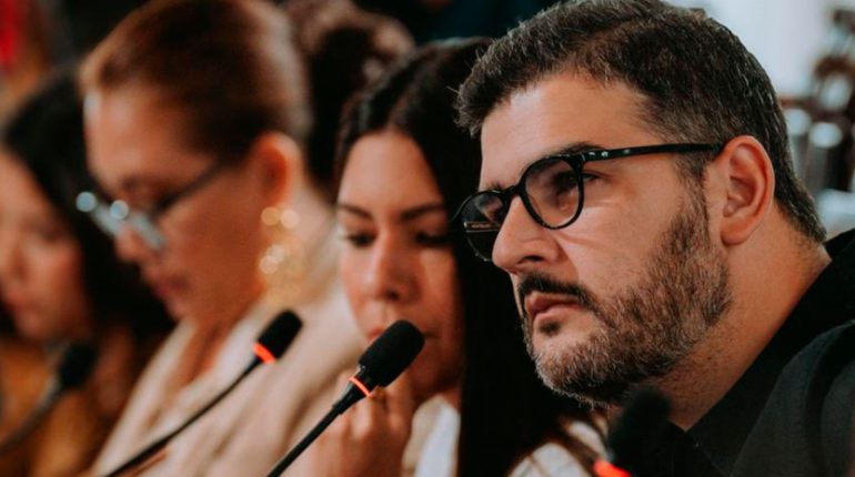 Fiscalía busca vincular esposa de Aquiles Alvarez en investigación