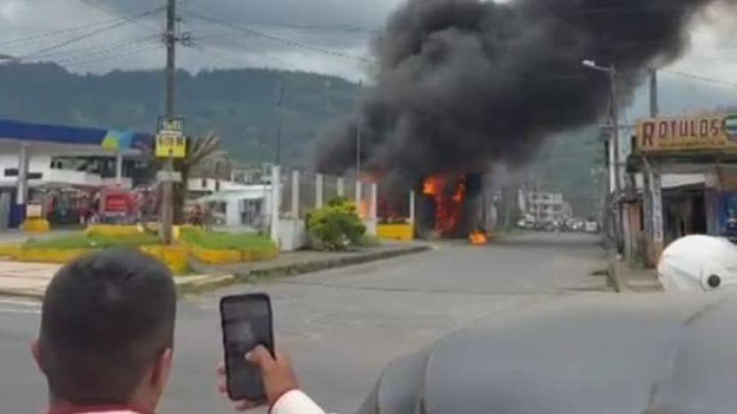 ecuador 221 incendio-en-gasolinera-genera-alarma-y-cierres-viales.ecuador221.com_.ec_ Incendio en gasolinera genera alarma y cierres viales