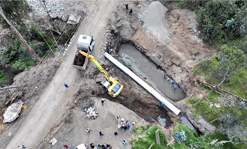 Prefectura del Azuay construye puente en la parroquia Nulti