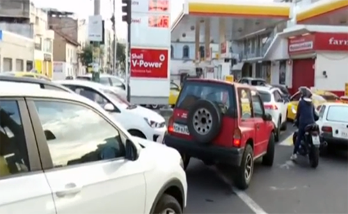 Quito: Reportan escasez de combustibles y largas filas