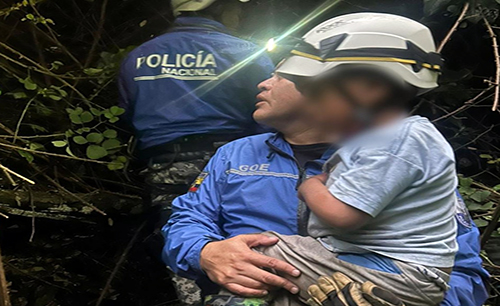 Rescatan con vida a niño perdido en quebrada Ascázubi