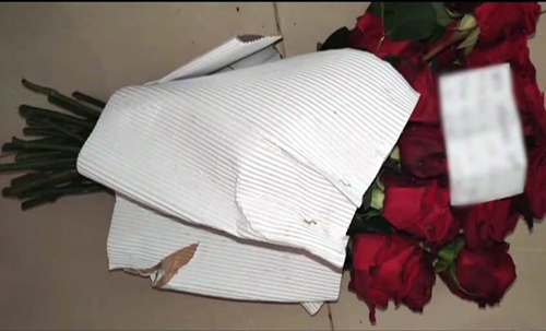 Un ramo de flores escondía amenazas de muerte y extorsión