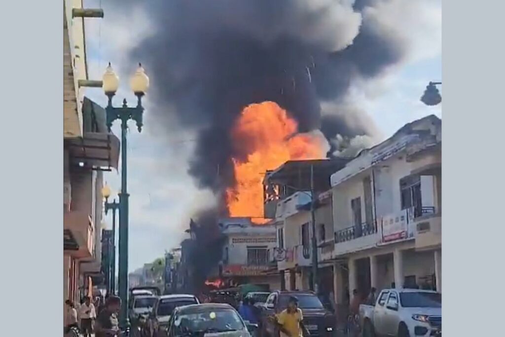 voraz-incendio-destruyo-edificio-comercial-en-pajan-manabi.ecuador221.com_.ec_ Voraz incendio destruyó edificio comercial en Paján, Manabí