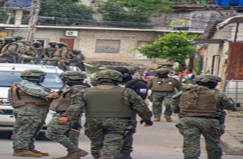 Blindados, presencia en territorio y vigilancia aérea refuerzan el cerco militar en Durán