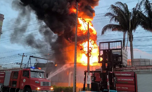 bomberos-combaten-incendio-en-chimenea-de-termoesmeraldas-ecuador221.com_.ec_ Bomberos combaten incendio en chimenea de Termoesmeraldas