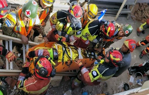 Bomberos de Quito rescatan a una mujer de 80 años, en Venezuela