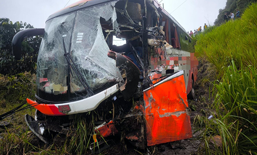 Choque entre dos buses deja 1 muerto y cinco heridos en Tandapi