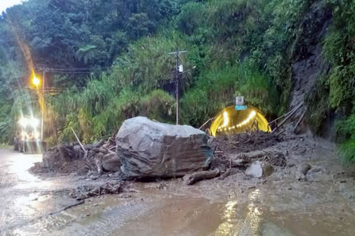 Continúa cerrada la vía Baños-Puyo