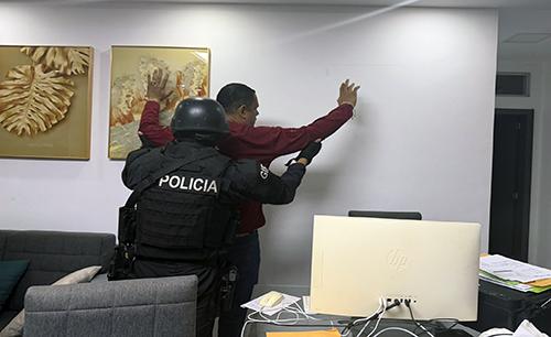 La Policía detuvo al alcalde de Esmeraldas, Vicko Villacís