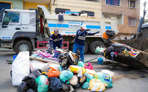 Maquinaria de la Prefectura recoge 35 toneladas de desechos en Durán