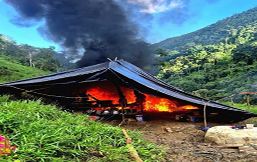 Militares destruyen campamento de minería ilegal en Palanda