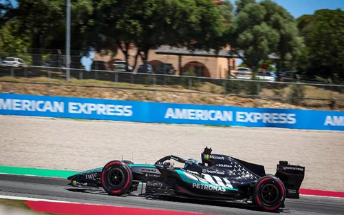Russell se reivindica con la pole en Barcelona y Alonso saldrá último