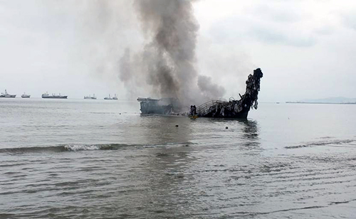 se-reactiva-incendio-en-una-de-las-embarcaciones-de-manta-ecuador221.com_.ec_ Se reactiva incendio en una de las embarcaciones de Manta