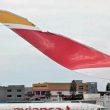 Suspenden vuelo inaugural de Iberia tras daño de ala de avión