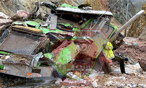 Un trailer fue aplastado por un delizamiento en Cuenca