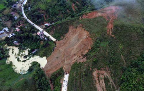 Derrumbe mantiene bloqueada la vía Zumbi-Paquisha
