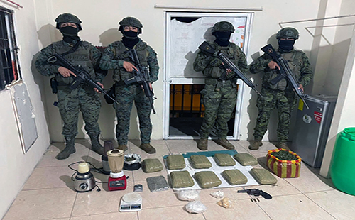 En Manta, militares descubren centro de acopio de droga